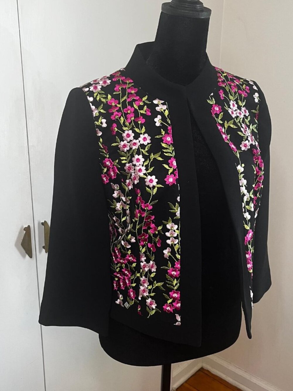 Tahari Arthur S Levine Floral Embroidered Jacket in Black sz 2